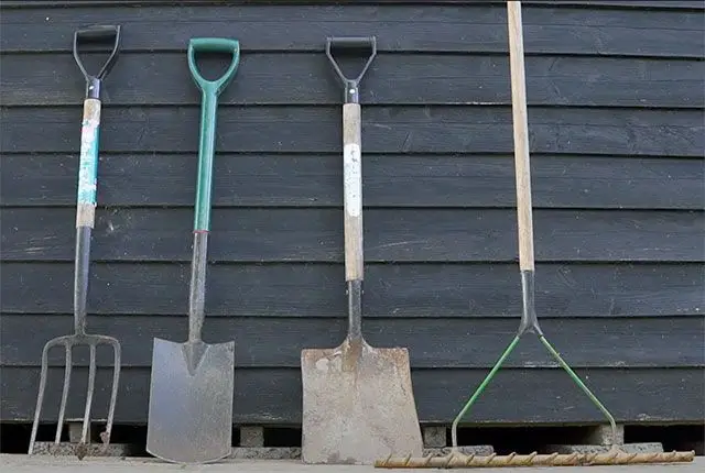 Tools to plant hedging